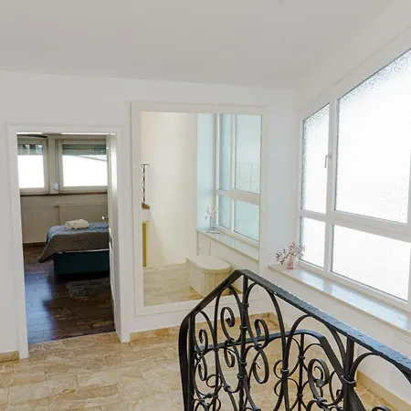 Team Haus -6zimmer 12betten Parkplaetze Grillen Terrasse Balkone Schnell Nach Augsburg Und Muenchen *