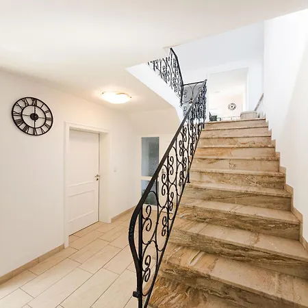 Team Haus -6zimmer 12betten Parkplaetze Grillen Terrasse Balkone Schnell Nach Augsburg Und Muenchen Mering