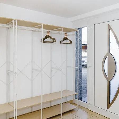 Team Haus -6zimmer 12betten Parkplaetze Grillen Terrasse Balkone Schnell Nach Augsburg Und Muenchen Apartment